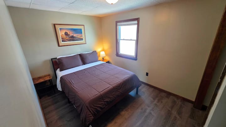 Удобна спална соба со брачен кревет (широк 150 – 179 см) со пријатно осветлување, чисти чаршафи и едноставен рустикален декор.