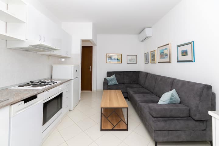 Apartments Jelena 4 - 2br Apartment With Parking - Supetar