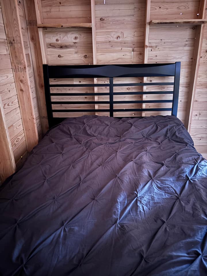 Menšia manželská posteľ s podložkou z pamäťovej peny