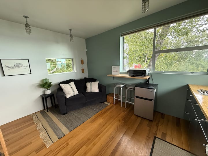 Fireweed Hollow Junior -Cozy And Cute Modern Cabin - Homer, AK