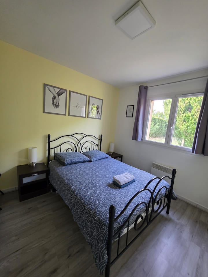 Dette værelse er designet til at tilbyde dig maksimal komfort.
Sengen på 140 x 190 cm sikrer en afslappende søvn, mens opbevaringsskabet og natbordet giver dig mulighed for at opbevare dine ejendele på en organiseret måde