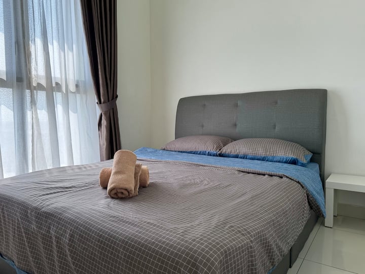 Segundo dormitorio con cama tamaño queen, ventilador de techo, aire acondicionado y armario