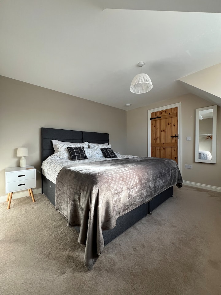 Nos clients adorent le lit super king size, mais il peut également être séparé en deux grands lits simples si nécessaire. 
Notre literie d'hiver chaleureuse et confortable est Dorma et John Lewis ont brossé le coton. En été, nous avons un nombre de fils de luxe Mitre 400 pour les adultes. 