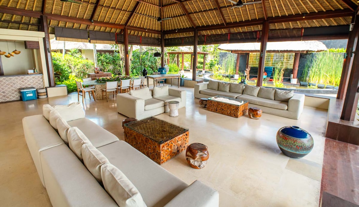 Villa in Canggu · ★4.75 · 6 bedrooms · 6 beds · 6 baths รายการ Airbnb เปรียบเทียบ