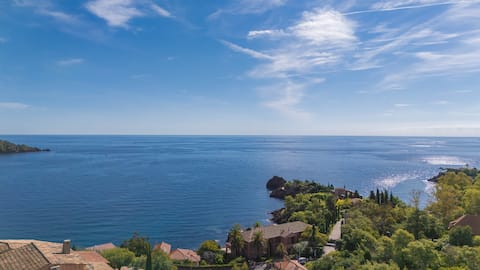 Stunning air-conditioned panoramic sea view villa