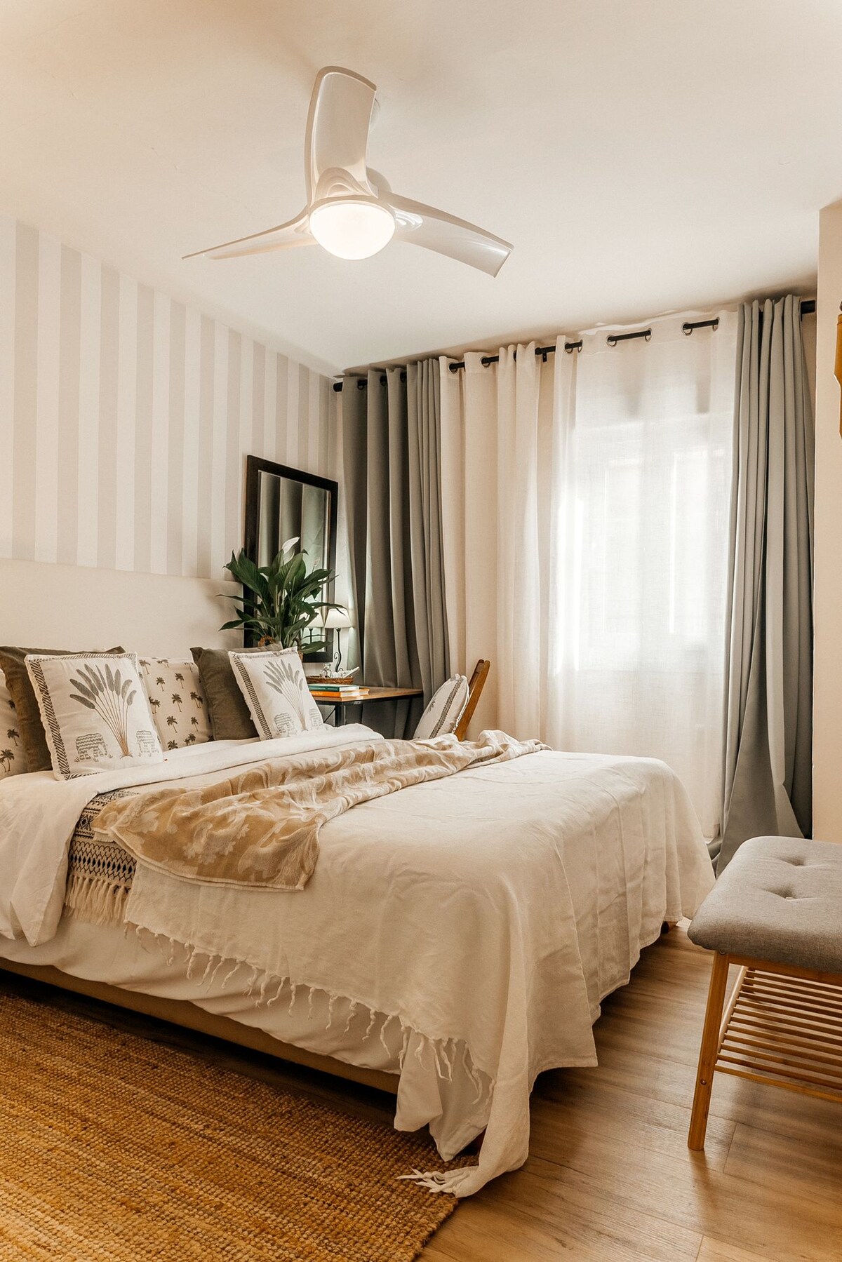 主卧

主卧配有标准双人床、自然光、吊扇和宁静的装饰，让您安然入睡。