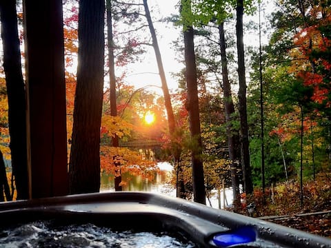 Lakefront w/Hot Tub Pool Table/Game Area Must See!