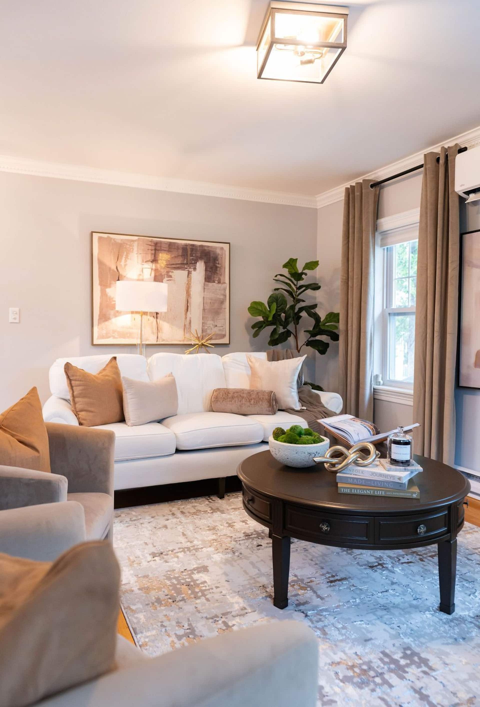 COZY, MODERN, Charming Cottage 1min to the beach