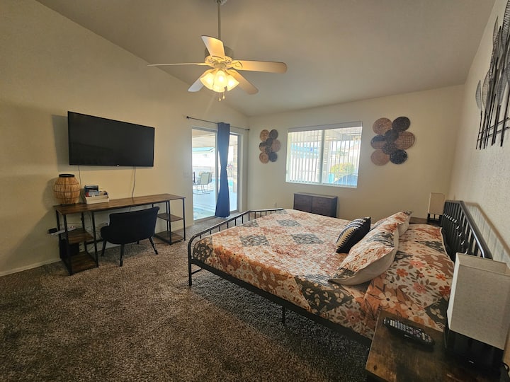 هل تحتاج إلى مساحة عمل؟ لقد قمنا بتغطيتك بمكتب وكرسي مريح في غرفة كينج. 