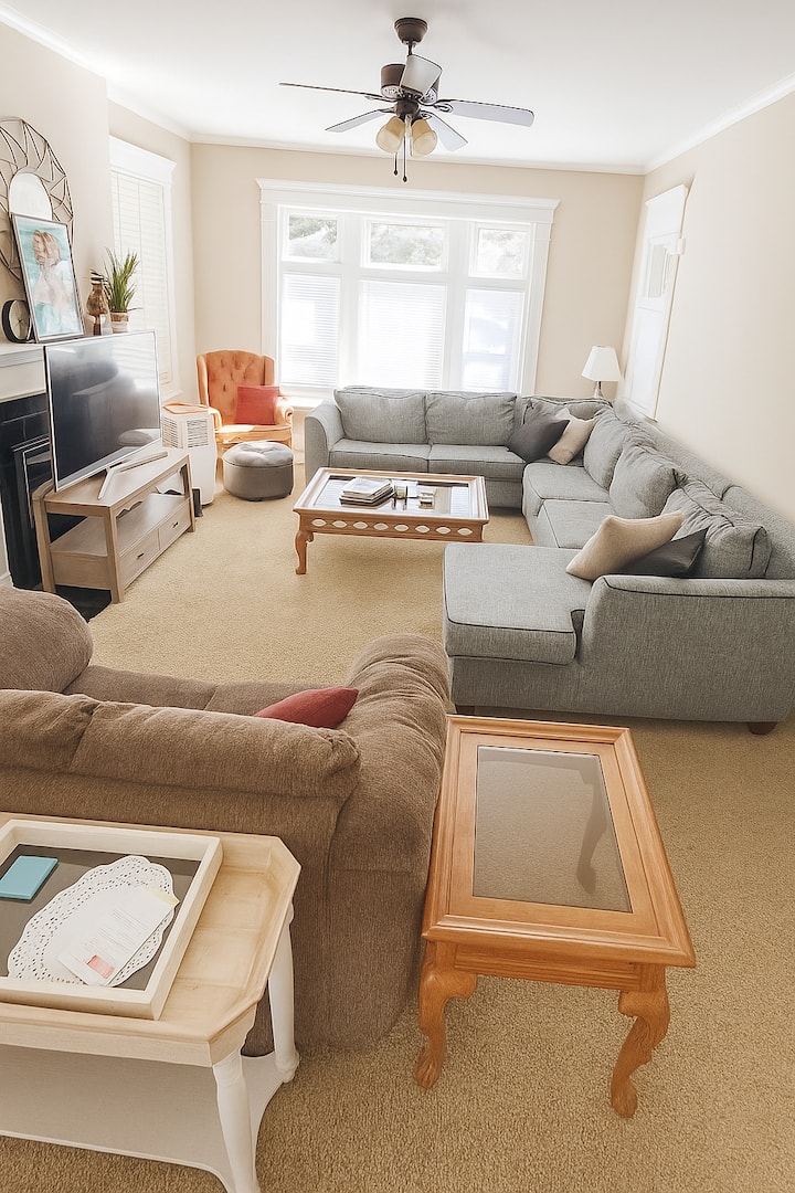 Historic Victorian | Sleeps 12 | Near Lake Erie - Erie, PA
