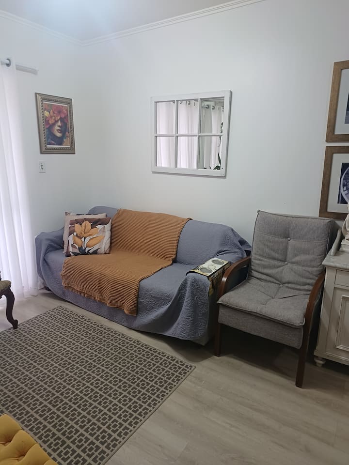 Apartamento No Centro, Mobiliado.
1 Cama Casal - Santa Cruz do Sul