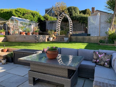 Close to beach,free parking. Easy access to city.