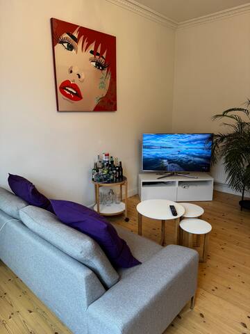 Great location, 3 twin beds and two balconys gallery image 4