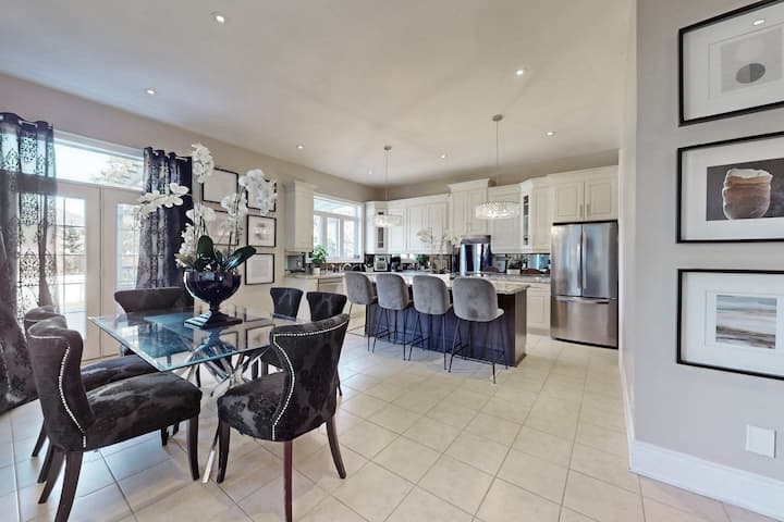 Luxury 3br Retreat • 4,000 Sqft • Gym • Near Hwy - Pickering