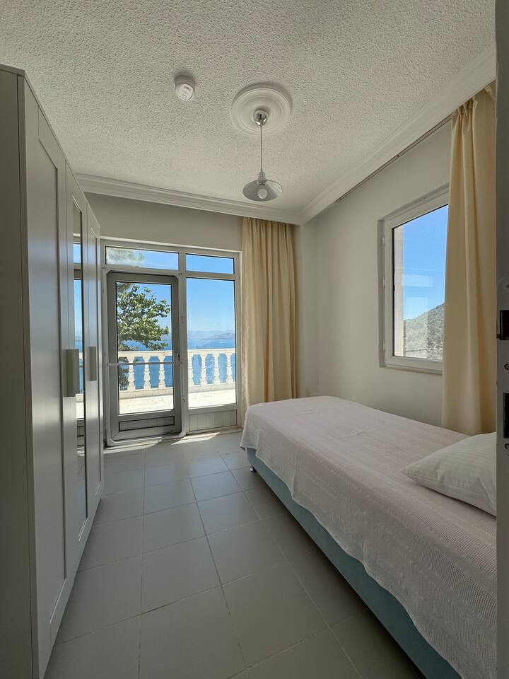 Единична спалня с великолепна гледка от просторния балкон. 