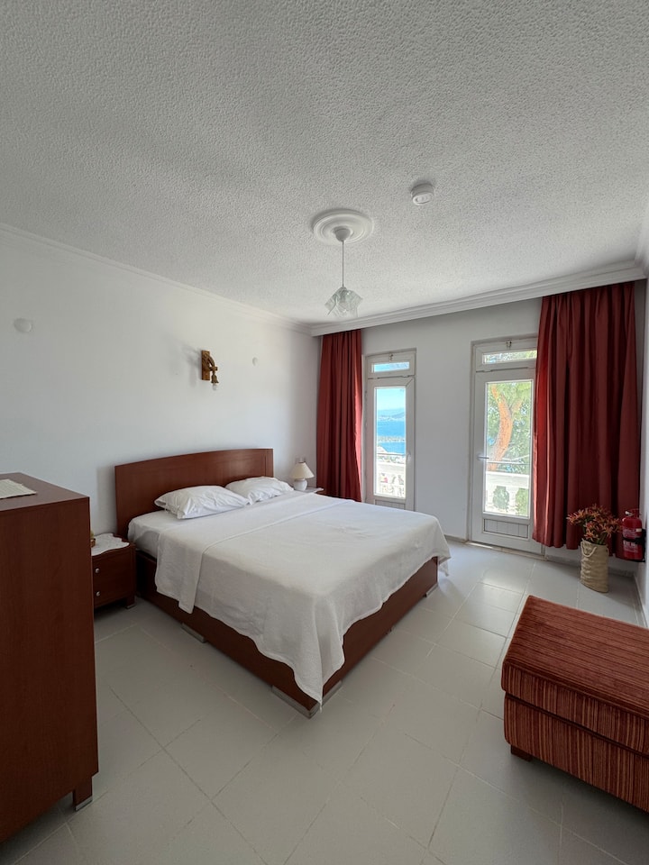 Просторна двойна спалня. Спалното бельо и чаршафите ви са ароматни.  

Невероятна гледка.