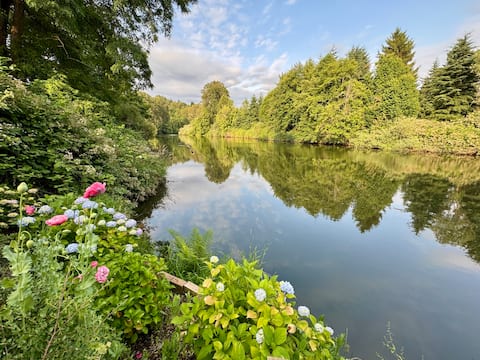 Spacious RiverSide House, 9 mins to SeaTac Airport