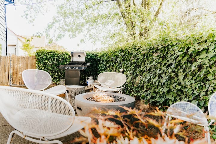 Dual-Home Zen Haven: Near UO • Views • Fast Wi-Fi
