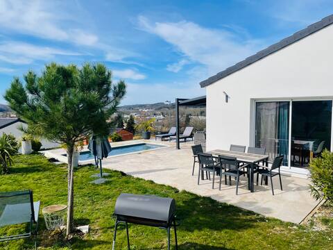 10 min Perigueux beautiful new villa with pool.