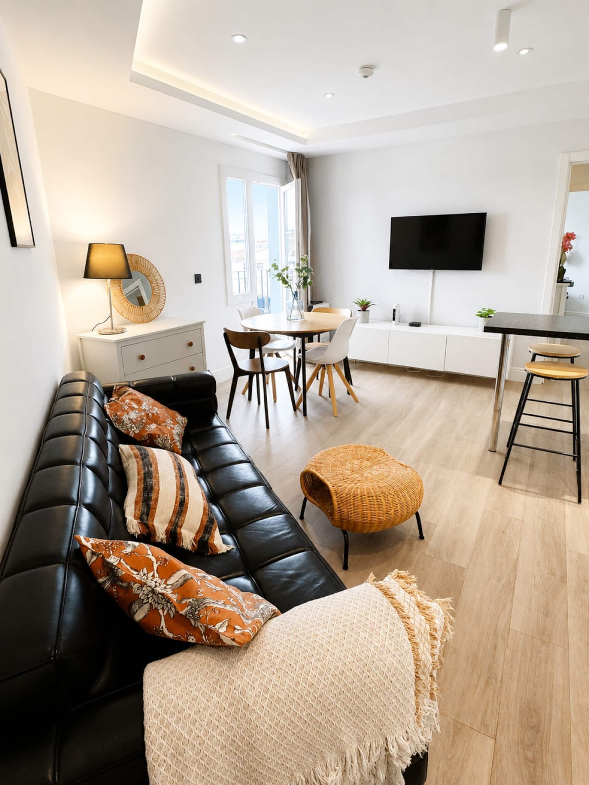 Grand Central House - Premium Two Bedroom Balcony