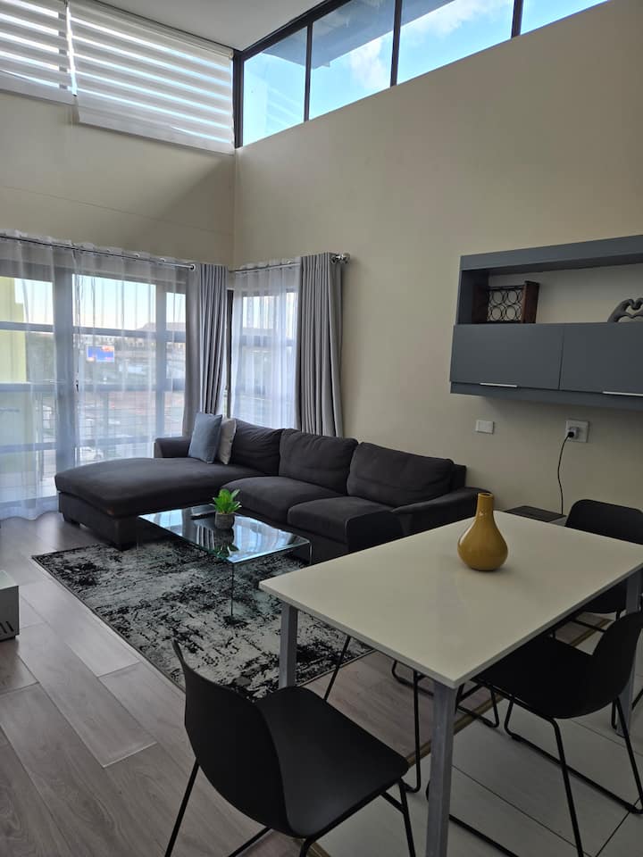 Beautiful 2 Bedroom Unit, Inverter & Complex Pool - Sandton