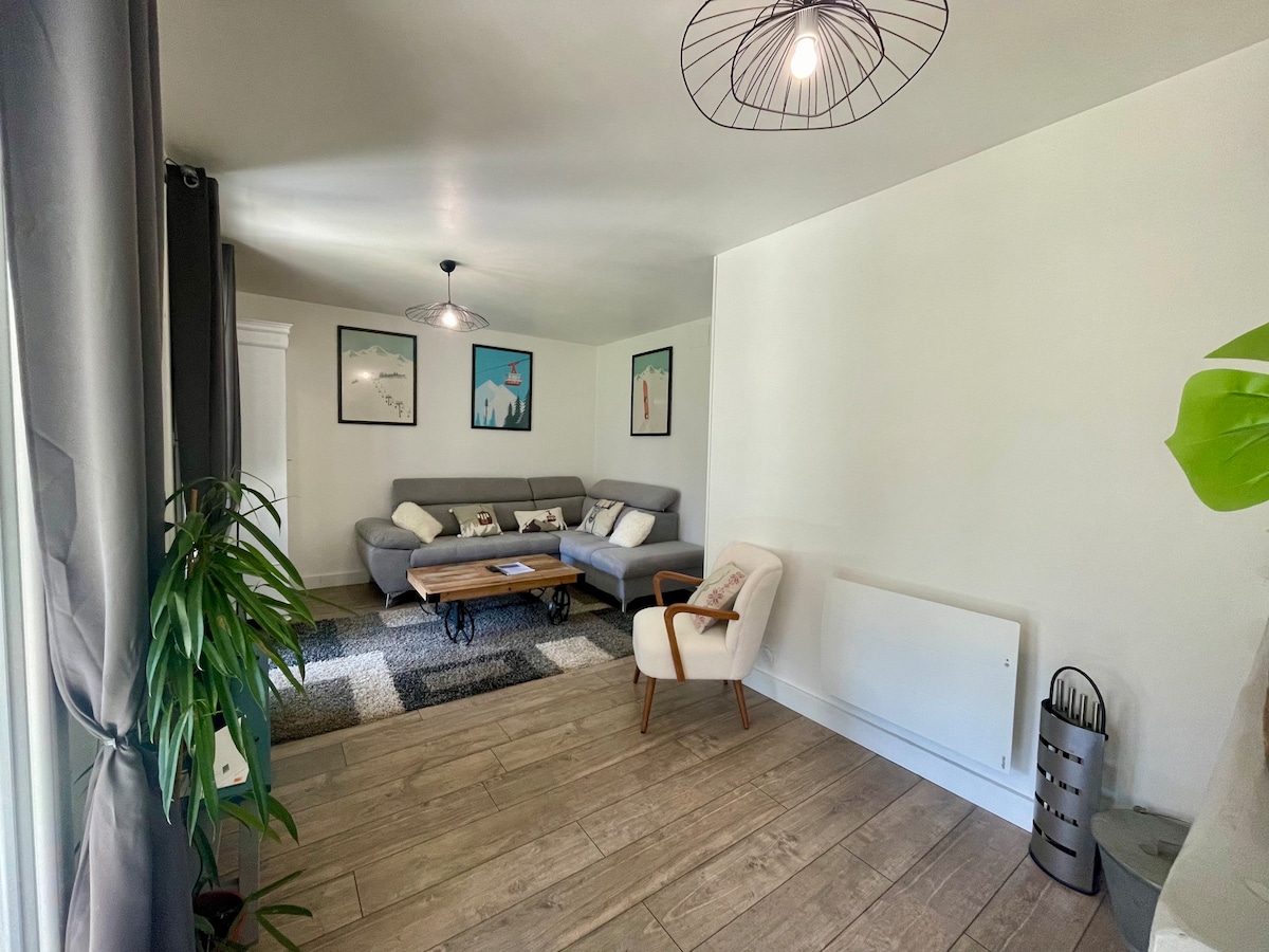 Annuncio Airbnb popolare: Beautiful renovated apartment with fireplace/garden a Luz Saint Sauveur