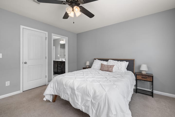 4br W/ 1st Floor Bedroom + Fenced Yard. Sleeps 8 - Wake Forest, NC