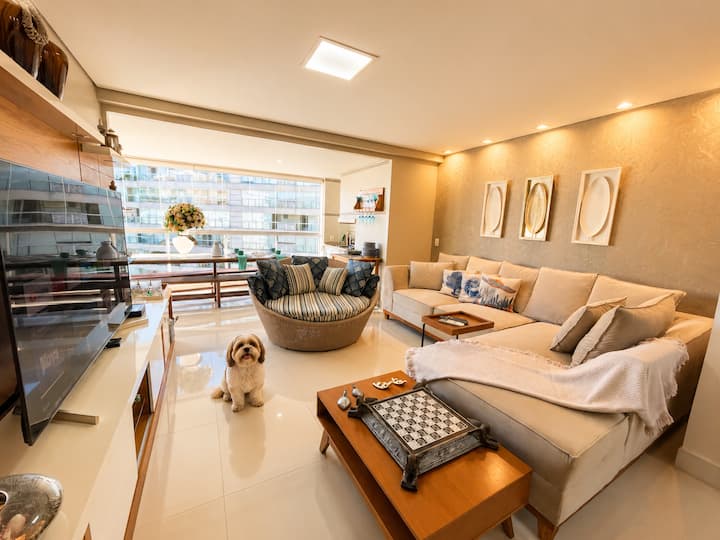 Salon avec balcon intégré, avec de l'espace pour toute la famille (les animaux de compagnie sont les bienvenus !)