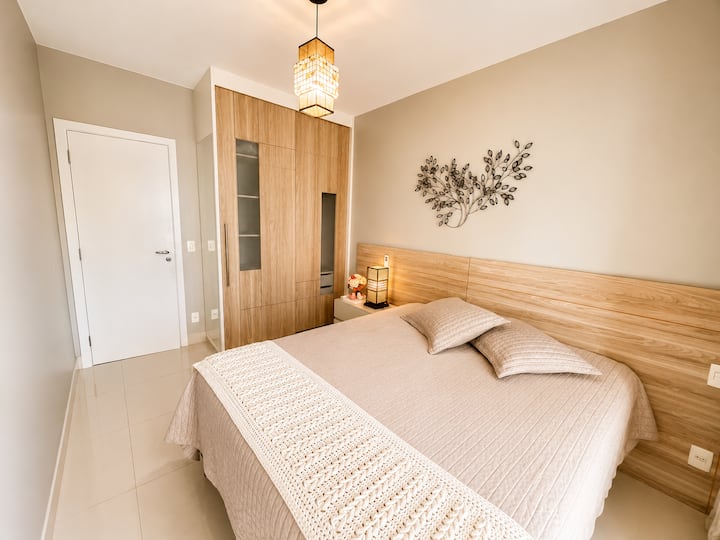 Chambre 2 - Lit double. Linge de maison non inclus : consulter les tarifs.