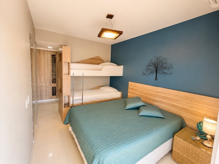 Chambre 1 - lit Queen Size + lit superposé. Layette non incluse : consultez les prix.