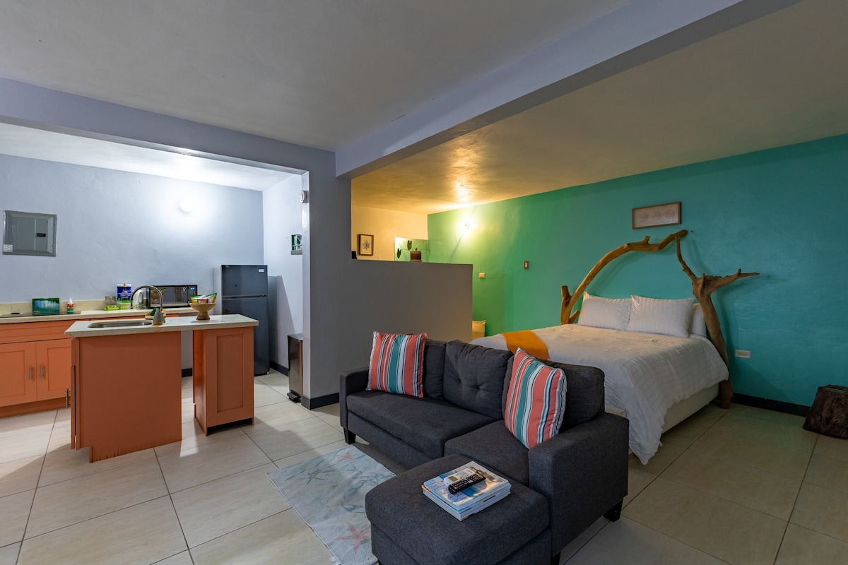 ดื่มด่ำกับความอบอุ่นของห้องสวีทธีมคอรัลของเราที่ซึ่งสีสันสดใสมาบรรจบกับเสน่ห์ของชายฝั่งและการเน้นแนวดริฟท์วู้ดเพิ่มความสง่างามแบบชนบท

