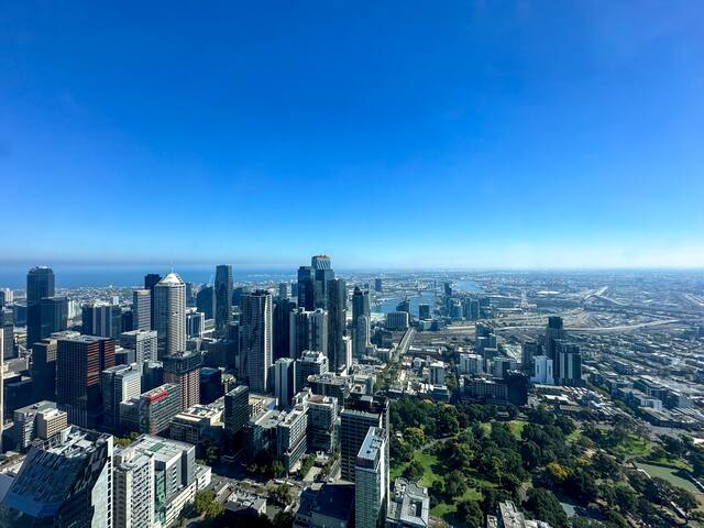 Lvl 76 Skyline Modern Luxury 3 BR in Melbourne CBD gallery image 3