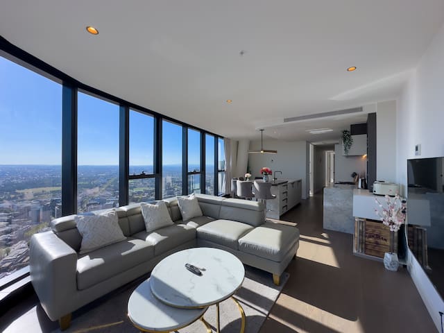 Lvl 76 Skyline Modern Luxury 3 BR in Melbourne CBD gallery image 2
