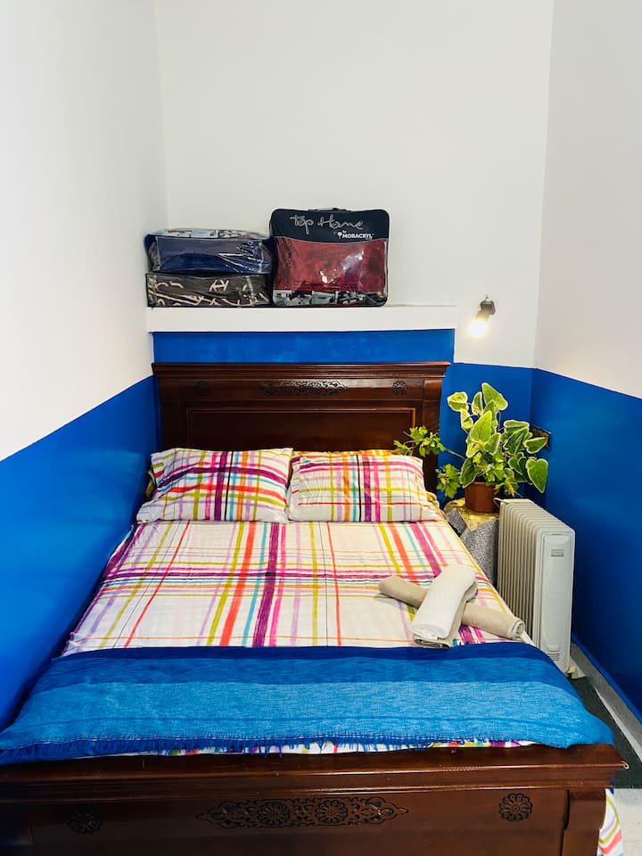 Спалня 1: Удобно двойно легло, с одеяла , отопление, чаршафи , вана , кърпи 