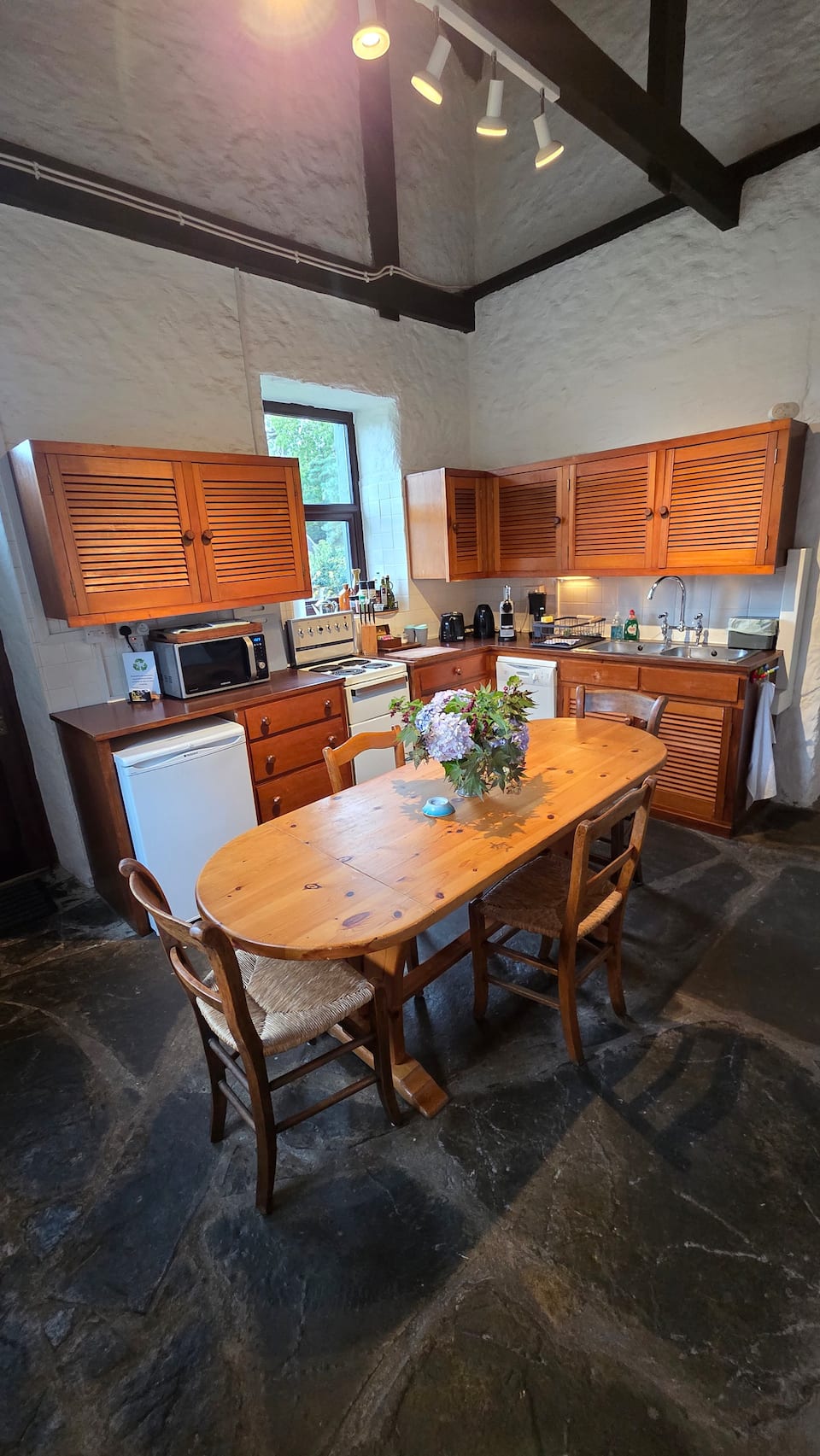 A whitewashed cottage in four acres of gardens on Caragh Lake, Killorglin, County Kerry, Ireland, photo 9 of 10