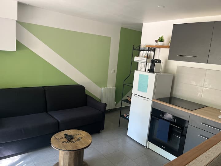 Charmant Logement Avec Un Extérieur Et Un Jacuzzi - Salon-de-Provence