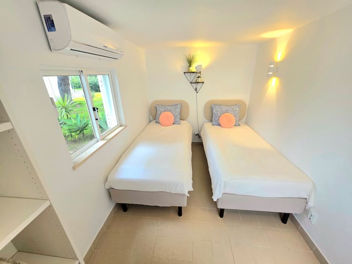 Cette chambre offre une vue imprenable et un accès direct au jardin exotique

Réveillez-vous avec les oiseaux et le soleil

2 lits simples pour 2 personnes 

2 oreillers à l'aloe vera

Climatisation