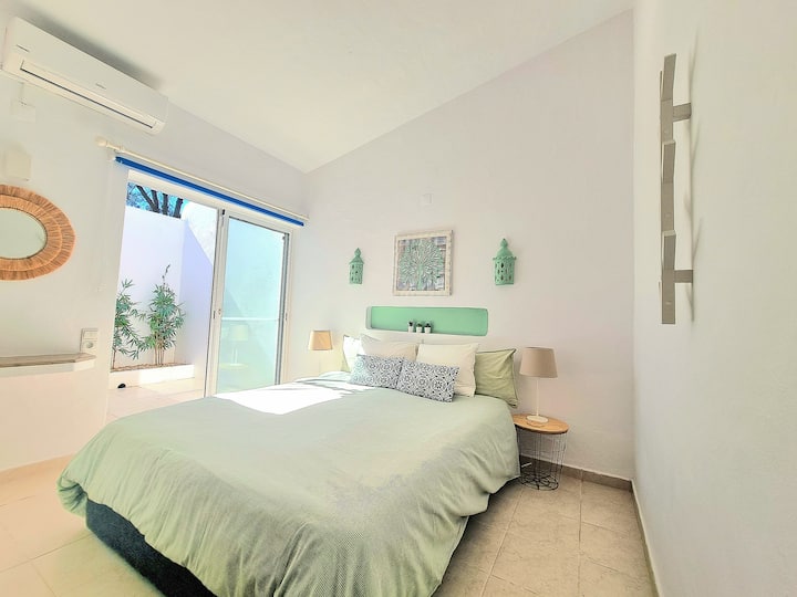 La chambre offre une vue intime sur le patio privé

Se réveiller avec les oiseaux et la nature

Lit et matelas queen très confortables 160 x 200 cm

4 oreillers à aloe vera

Penderie double 

Climatisation