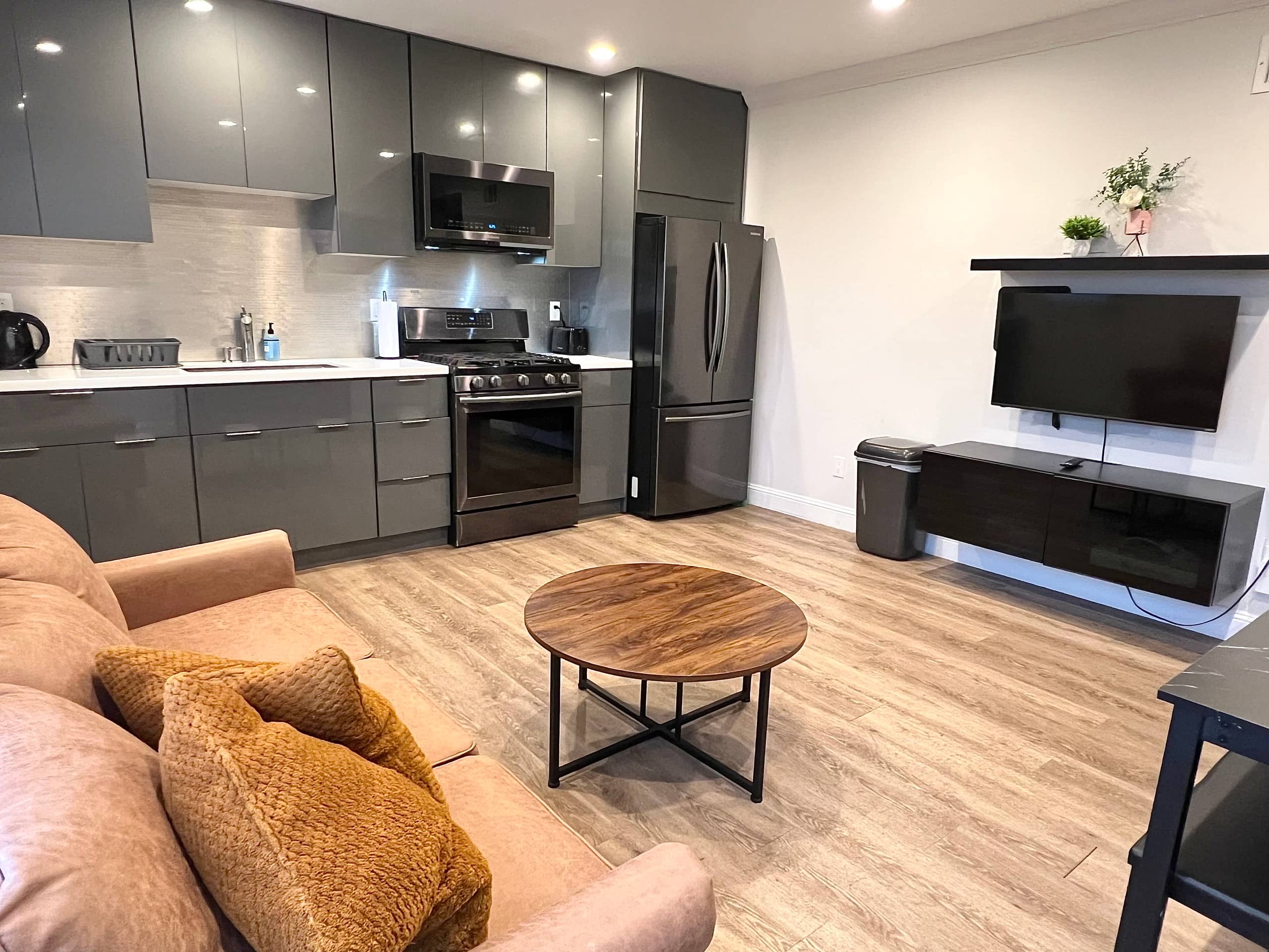 Home in Daly City · ★4.67 · 2 bedrooms · 2 beds · 1 bath - Image 3