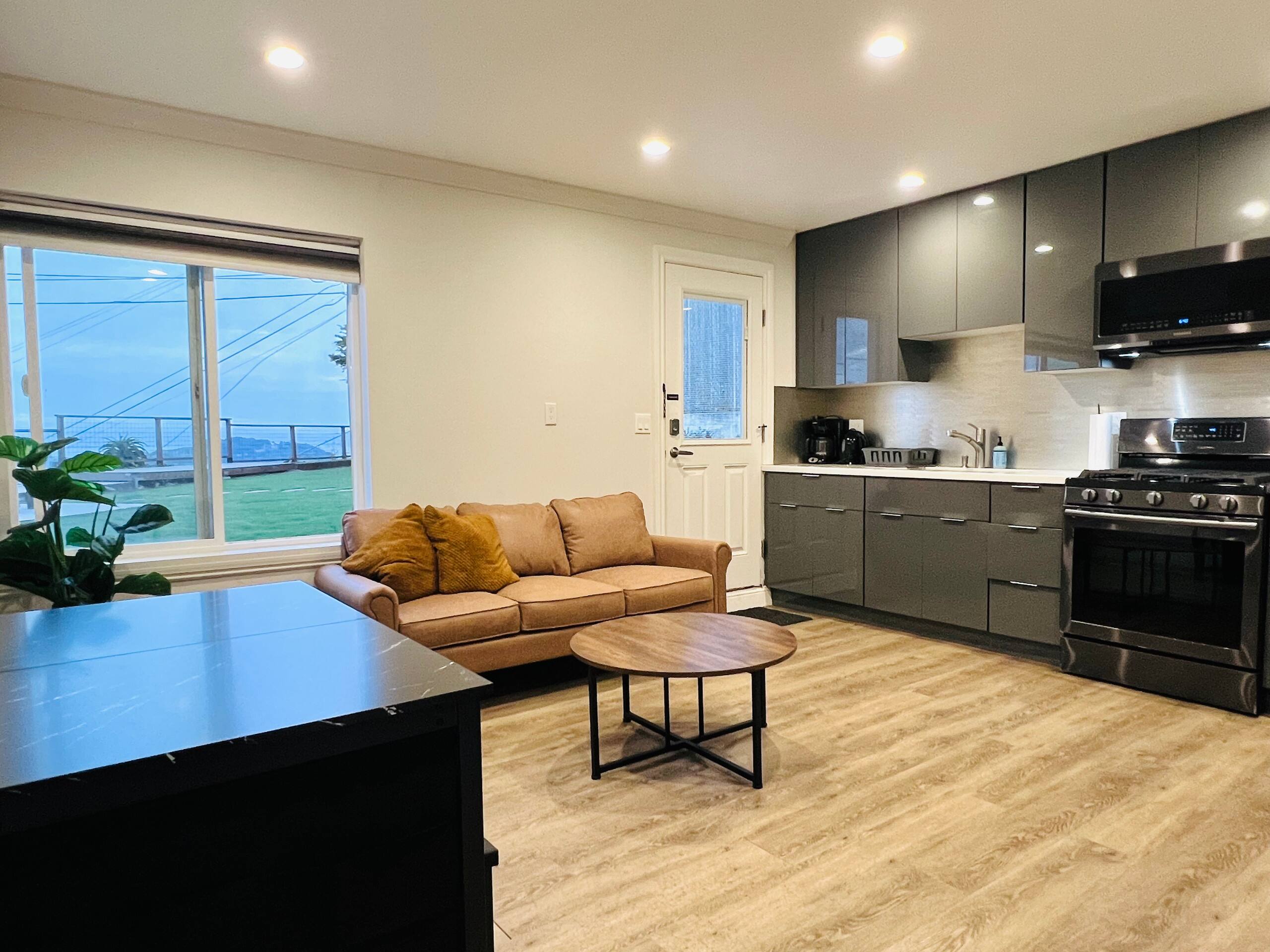 Home in Daly City · ★4.67 · 2 bedrooms · 2 beds · 1 bath - Image 4