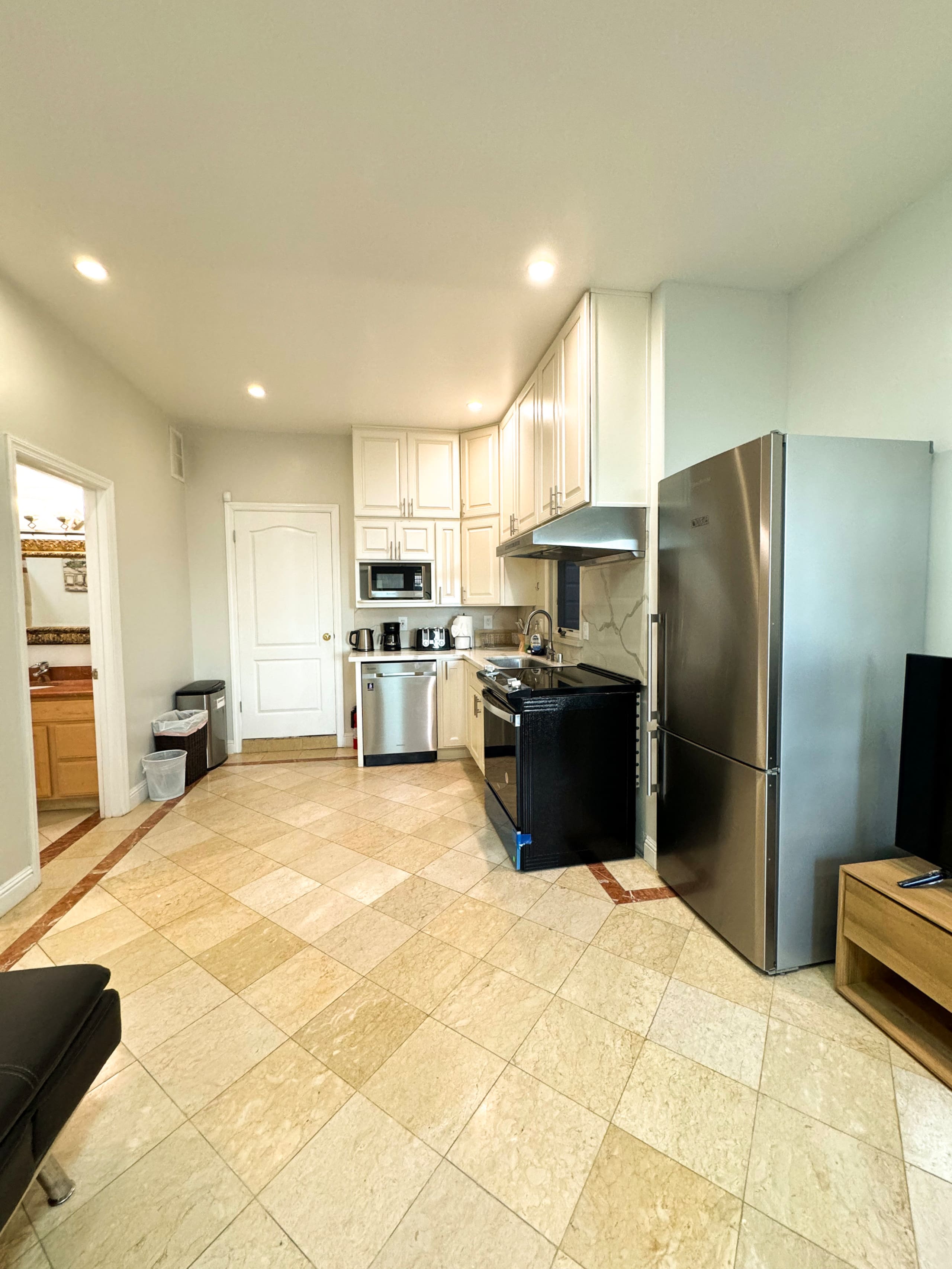 Home in San Francisco · ★4.92 · 2 bedrooms · 3 beds · 1 bath - Image 12