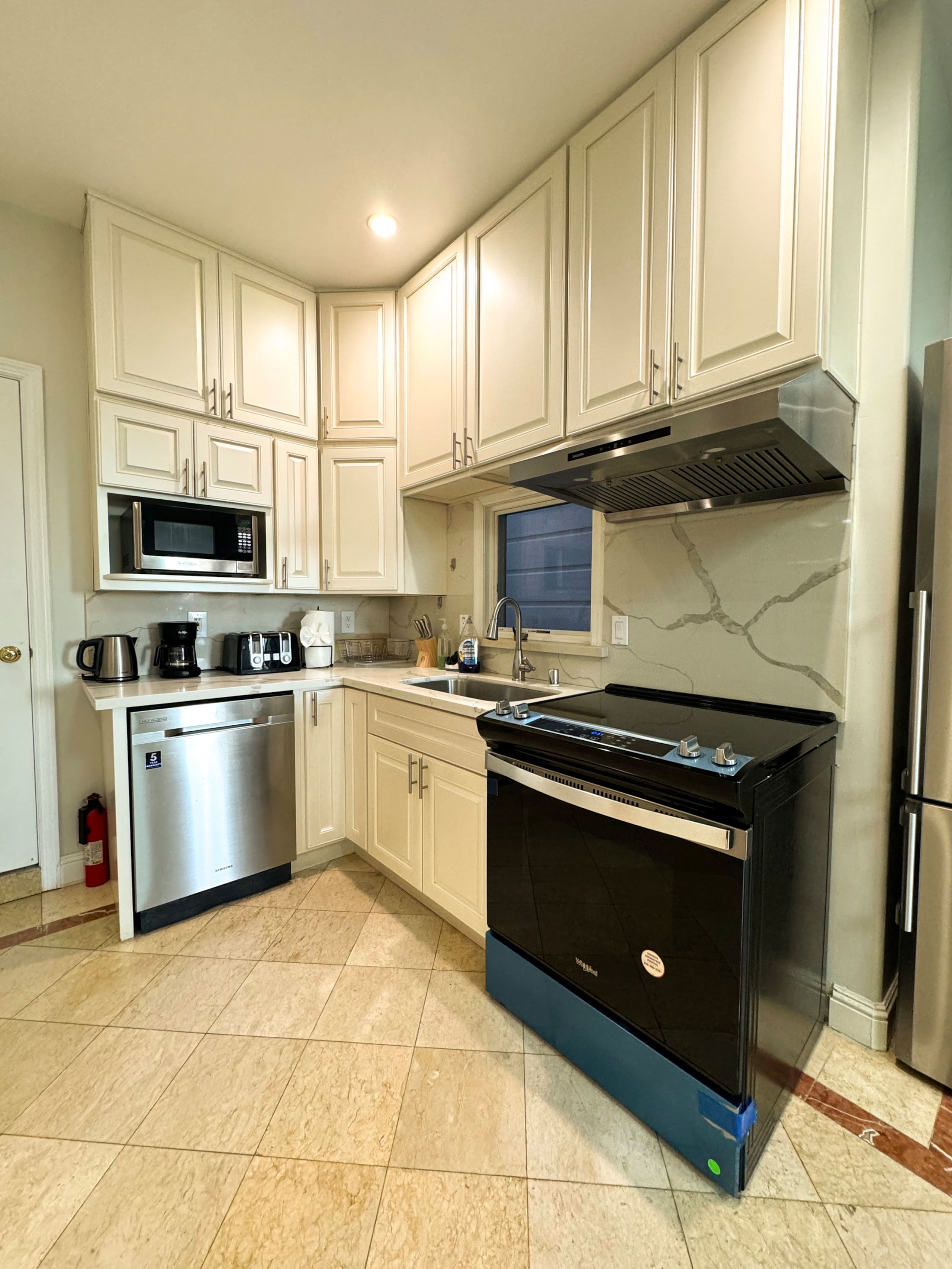 Home in San Francisco · ★4.92 · 2 bedrooms · 3 beds · 1 bath - Image 11