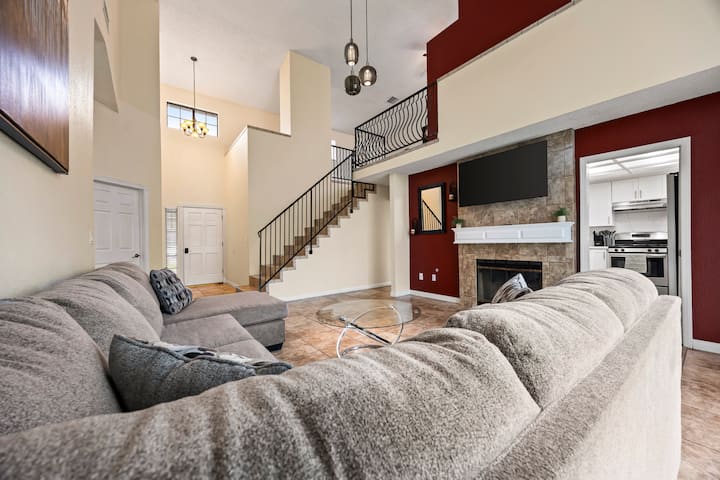 Modern 3br Home + Loft | Garage | Quiet, Safe Area - Bakersfield, CA
