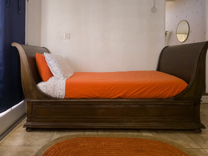 Cama individual con una cama nido extraíble ubicada en el comedor y la cocina.