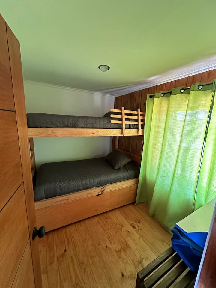 مقصورة بسريرين مع سرير أريكة (إجمالي 3 أسرّة)