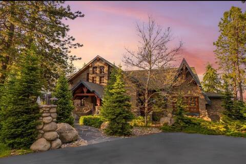 Scenic Forest Lodge w/ Mountain View-Close to City