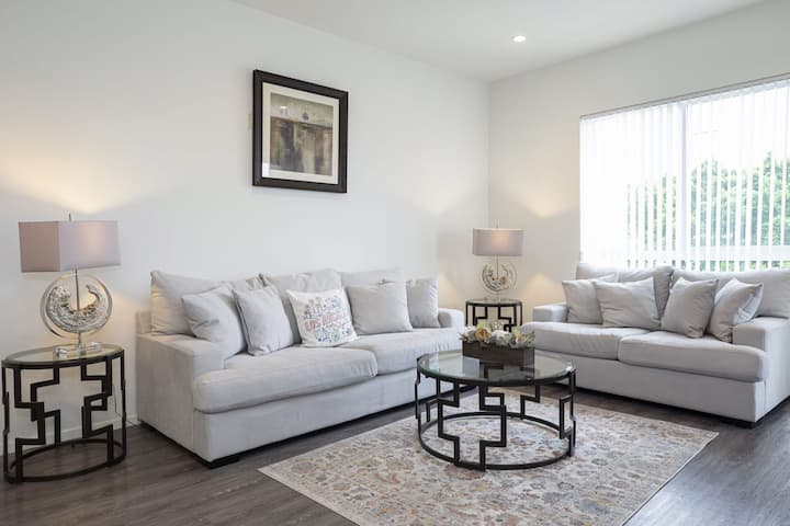 Magnificent 2 Br Apartment In Glendale, Pool&gym - Burbank, CA