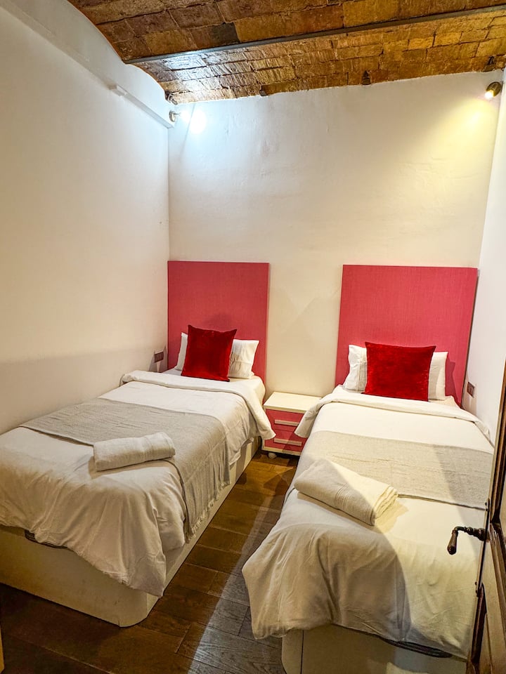 宽敞的衣橱和床头柜为您的住宿增添便利。