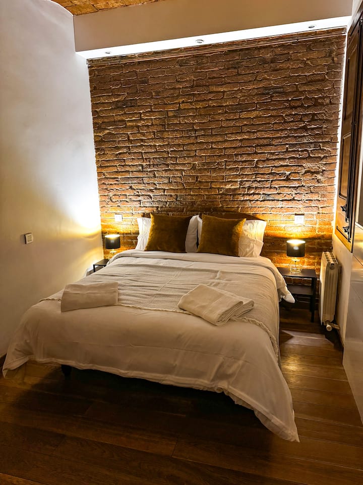 宁静的卧室，配备豪华床上用品和遮光帘，确保您能睡个好觉。