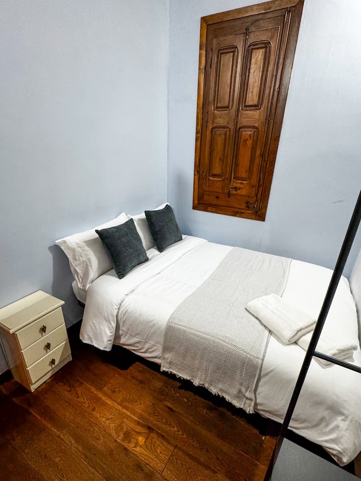 在舒适、设备齐全的卧室中醒来，舒适而安静。